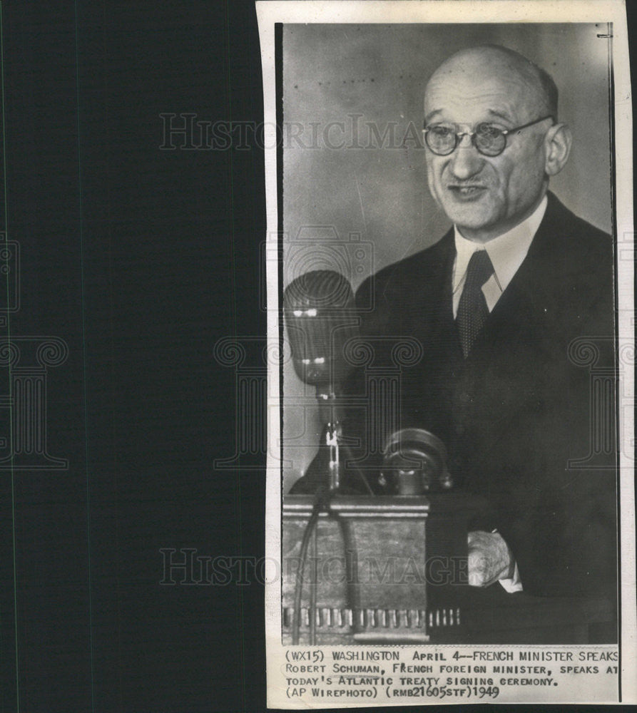 1949 Press Photo Robert Schuman French Foreign Minister Atlantic Treaty Signing - Historic Images