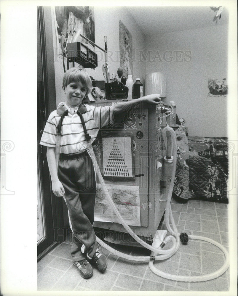 1982 Press Photo Lonnie Warterberg child with his machines - Historic Images