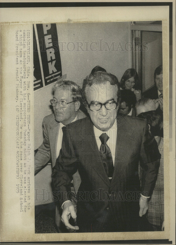 1975 Press Photo Mayor Ralph J. Perk - Historic Images