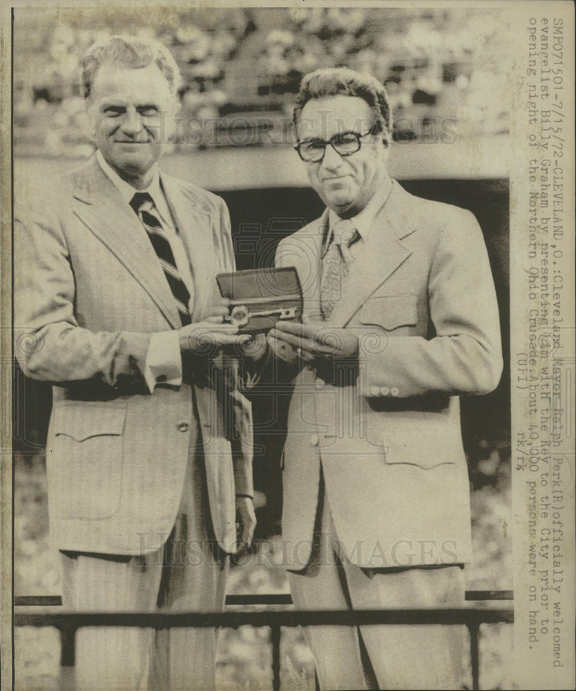 1972 Press Photo Mayor Ralph Perk with Billy Grahm, evangelist - Historic Images