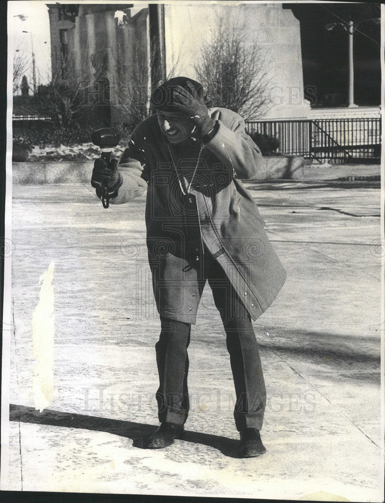 1976 Press Photo Don Schwartz using a meter to find speed of wind. - Historic Images