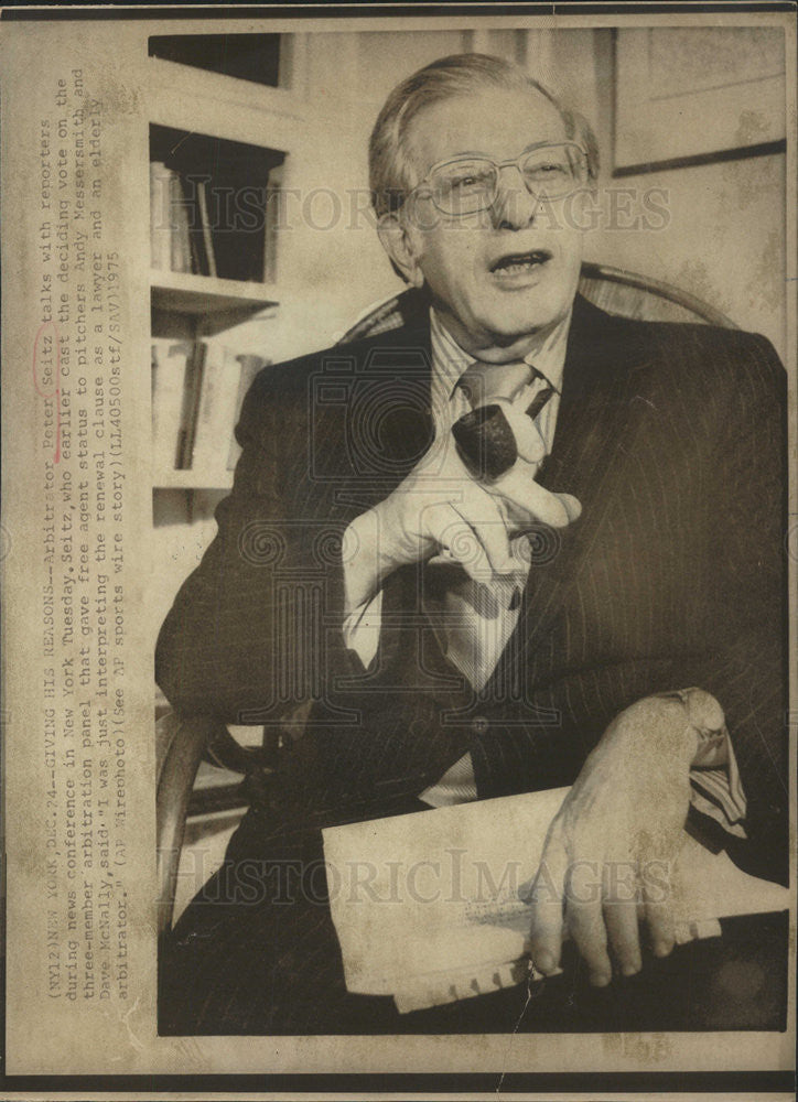 1975 Press Photo Peter Seitz American Graphic Designer Author Teacher Business - Historic Images