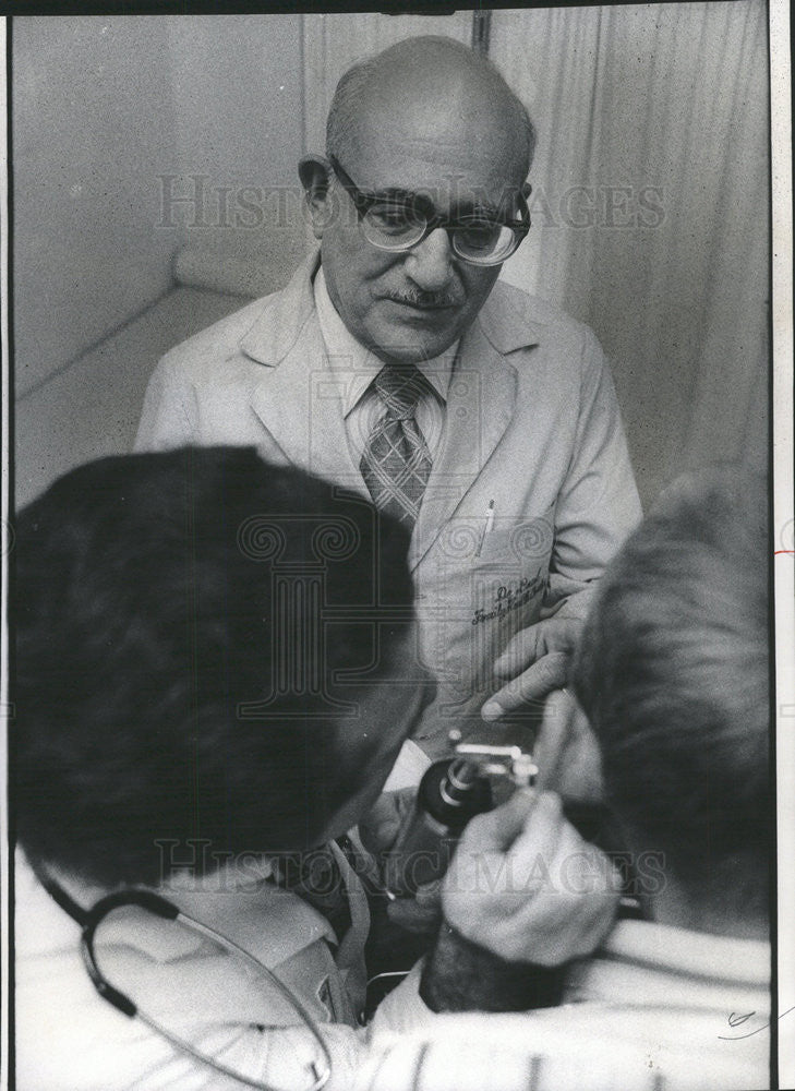 1975 Press Photo A  Doctor at DePaul Famity Health Center examining a patient. - Historic Images