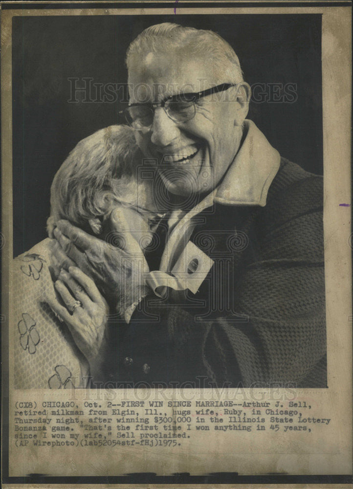 1975 Press Photo ARTHUR J. SELL MILKMAN WIFE RUBY WINNER  ILLINOIS STATE LOTTERY - Historic Images