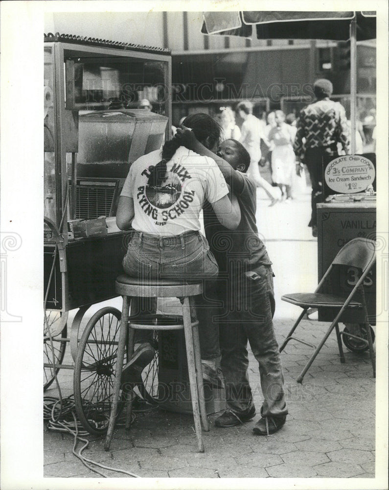 1982 Press Photo Harry Ward Openly Affectionate and Eager for Attention - Historic Images