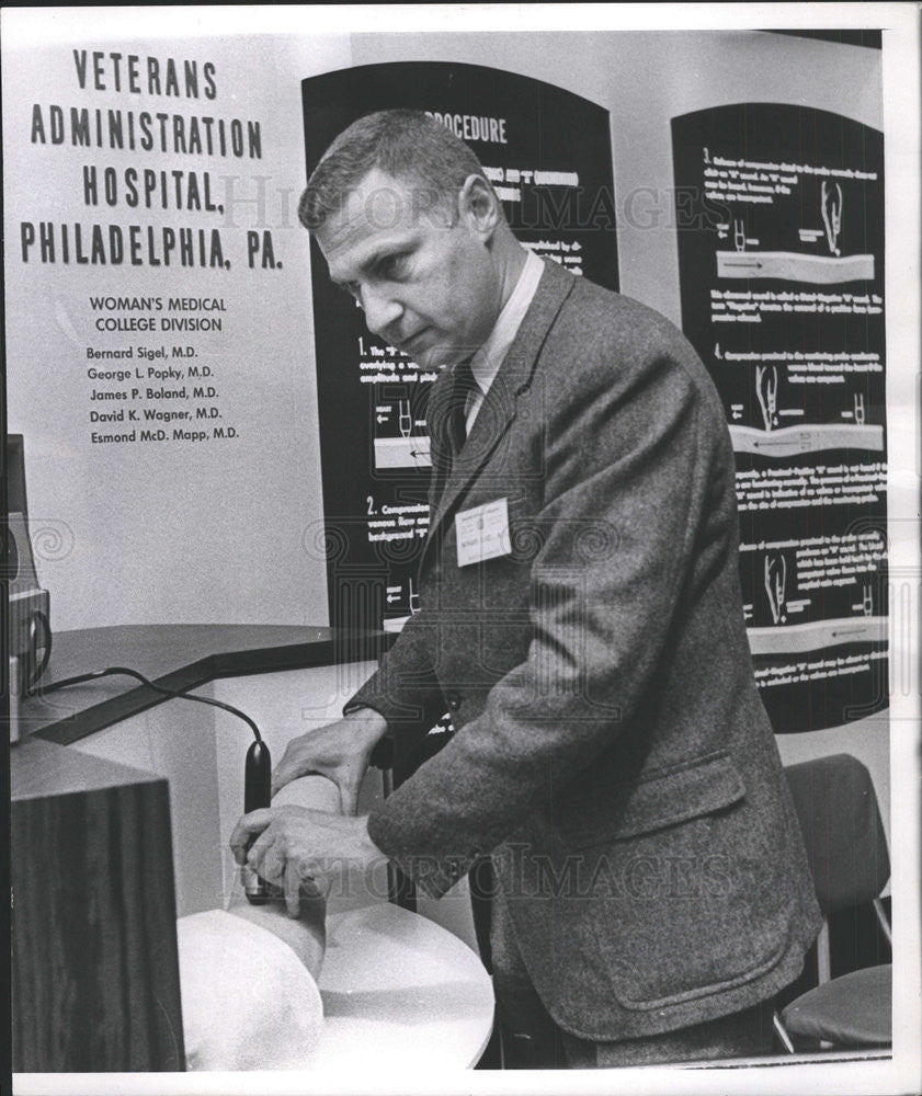 1967 Press Photo Dr. Bernard Sigel American Physician Inventor - Historic Images