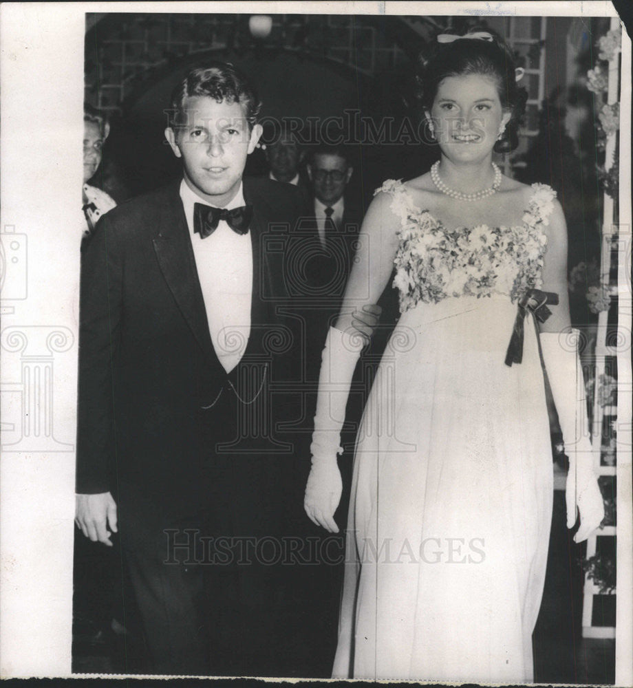 1965 Press Photo Christie Wilson arrives for elaborate debut. - Historic Images