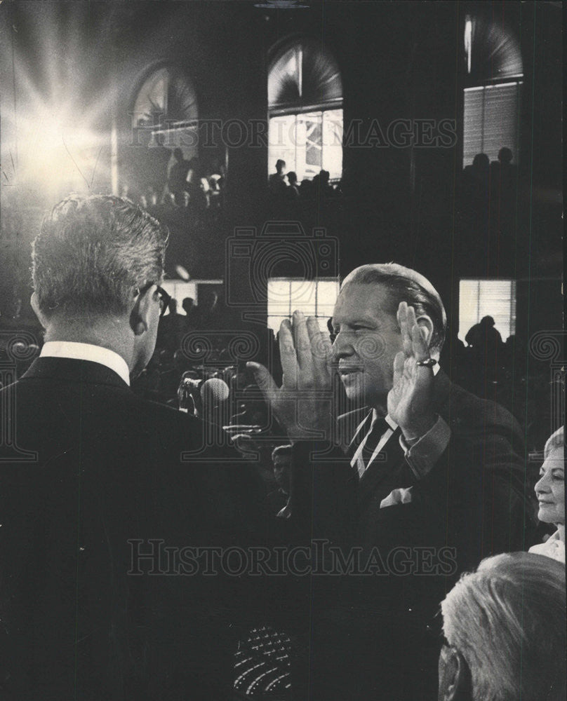 1968 Press Photo Judge Otto Kerner Swearing in as Illinois&#39;s 34 th Governor. - Historic Images