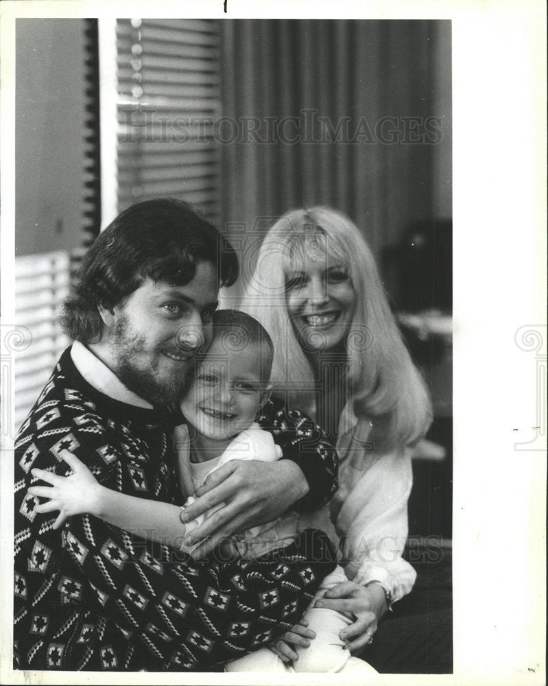 1987 Press Photo Crystal Shannon Bone Marrow Patient Hugs her Dad. - Historic Images