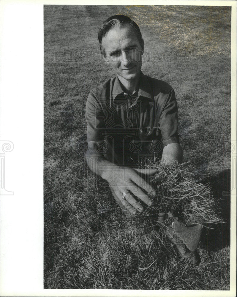 1984 Press Photo Jim Schuster, Univ. of Ill. Holds Clump of Common Kentucy grass - Historic Images