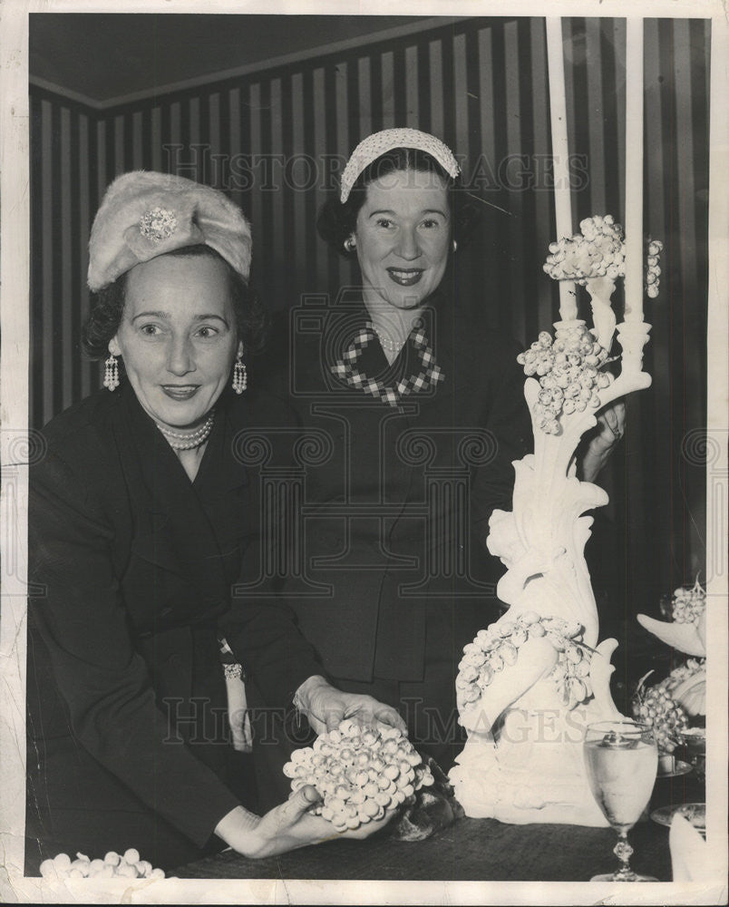 1950 Press Photo Mrs C Otis Ritch Creche Board Head - Historic Images