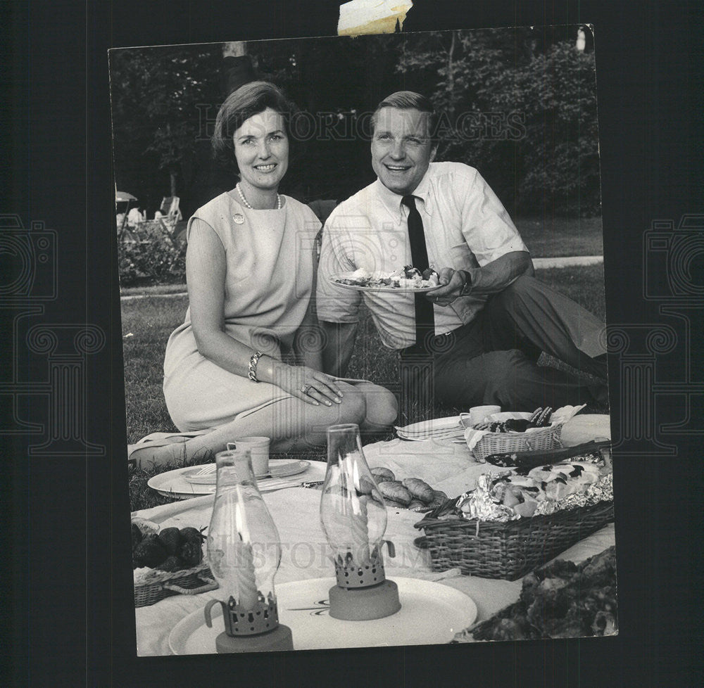 1966 Press Photo Mr. and Mrs. Charles H. Percy at Picnic. - Historic Images