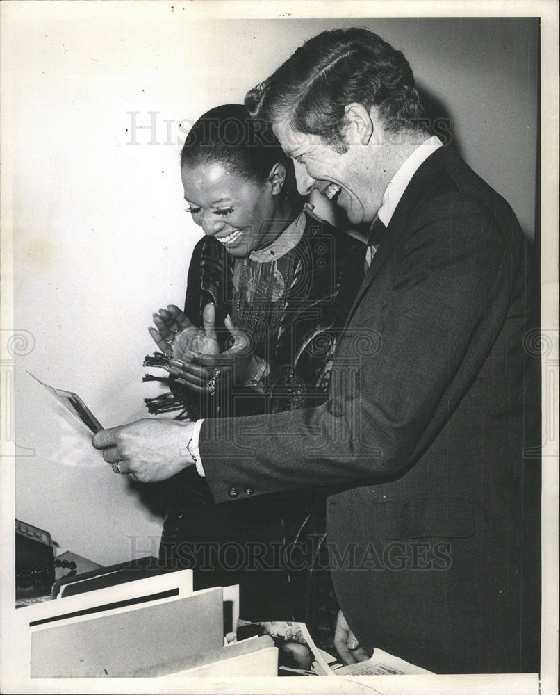 1971 Press Photo Dori Wilson sees the ad she worked on. - Historic Images