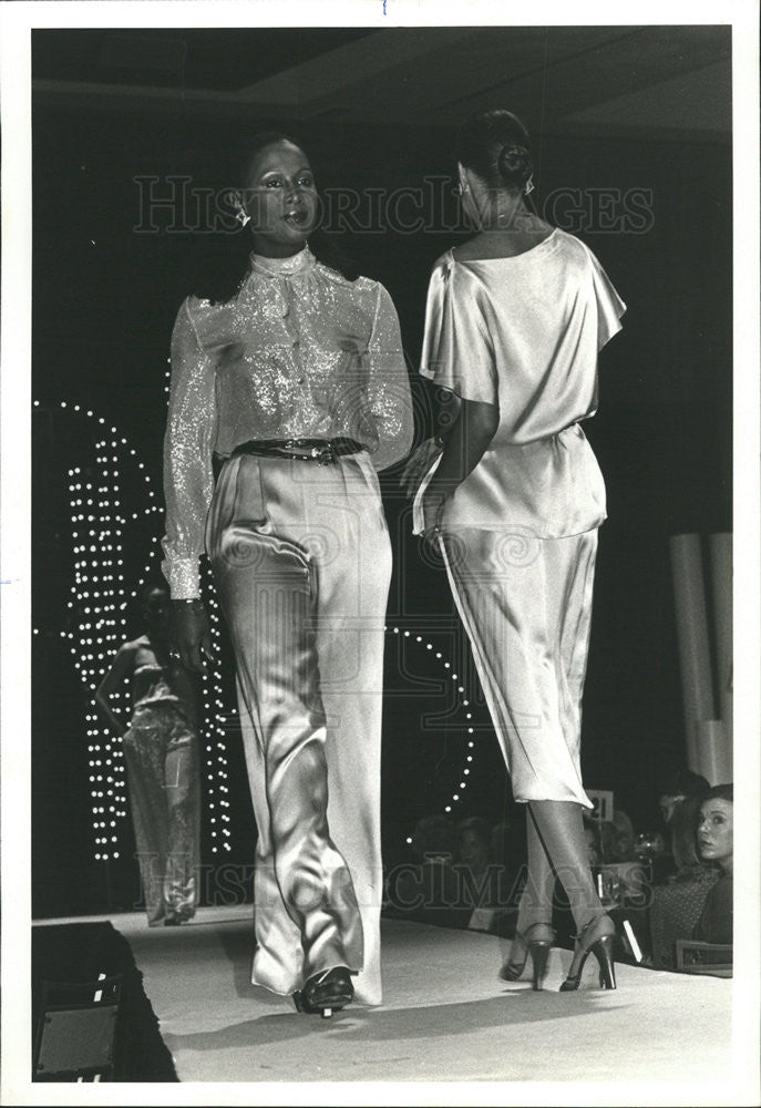 1977 Press Photo Gold Coast Fashion Award John Anthony - Historic Images