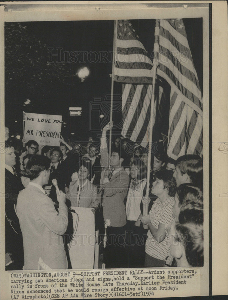 1974 Press Photo Ardent Supporters Carrying two American Flags and Signs - Historic Images