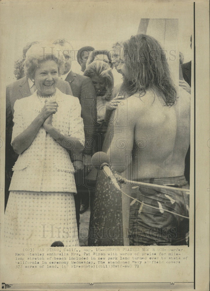 1971 Press Photo Mrs.Pat Nixon talks with Mark Stanely, surfer. - Historic Images