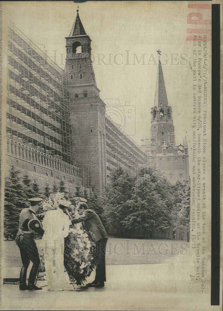 1974 Press Photo President Nixon Honoring Unknown Russian Solider at Moscow. - Historic Images