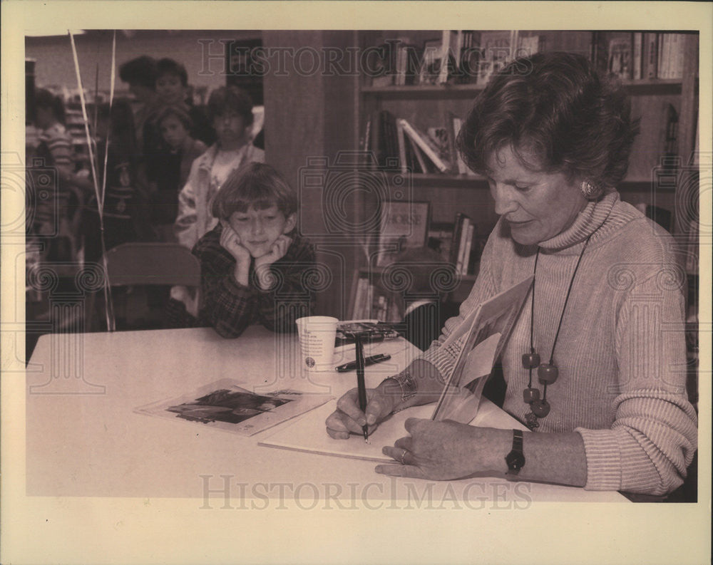 1993 Press Photo Judy Blume Author Mary Campo - Historic Images