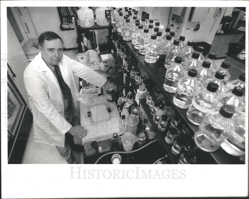 1992 Press Photo H. Bruce Bosmann Chicago Illinois University Researcher - Historic Images