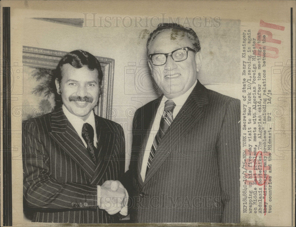 1975 Press Photo Secretary State Henry Kissinger Wrapping - Historic Images