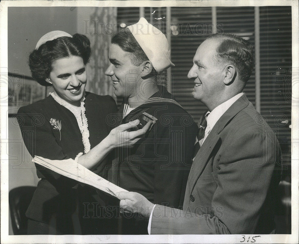 1943 Press Photo Mrs Florence Roselli &amp; 2nd Class Seaman Matthew Sanza - Historic Images