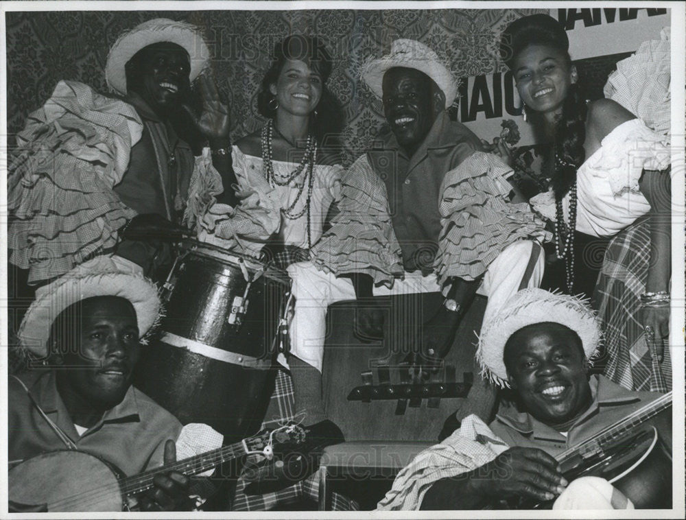 1966 Press Photo Cecil Lawes Jamaican Entertainer Native Bass Viol Toronto - Historic Images