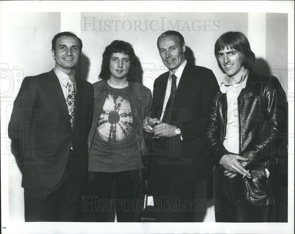 1970 Press Photo RCA signs the &quot;Beetles&quot; - Historic Images