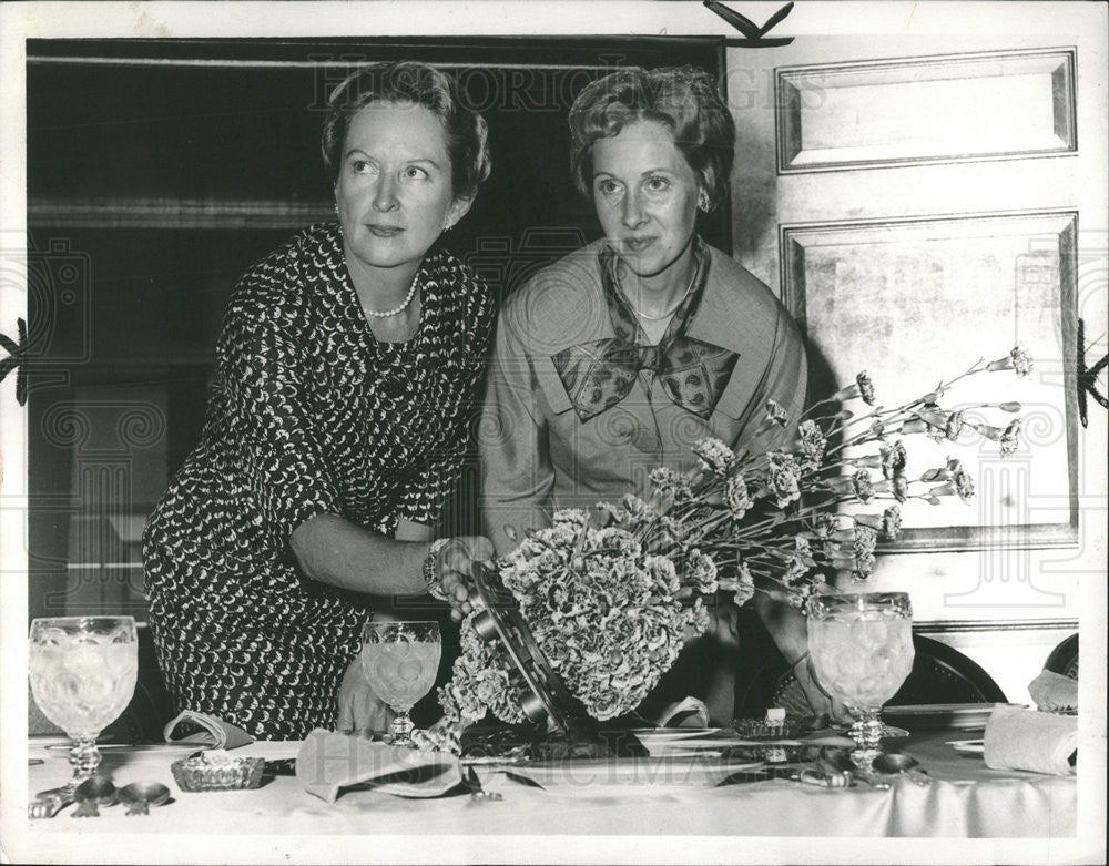 1960 Press Photo Mrs M A Kirchlager and Mrs Francis Lagoria - Historic Images