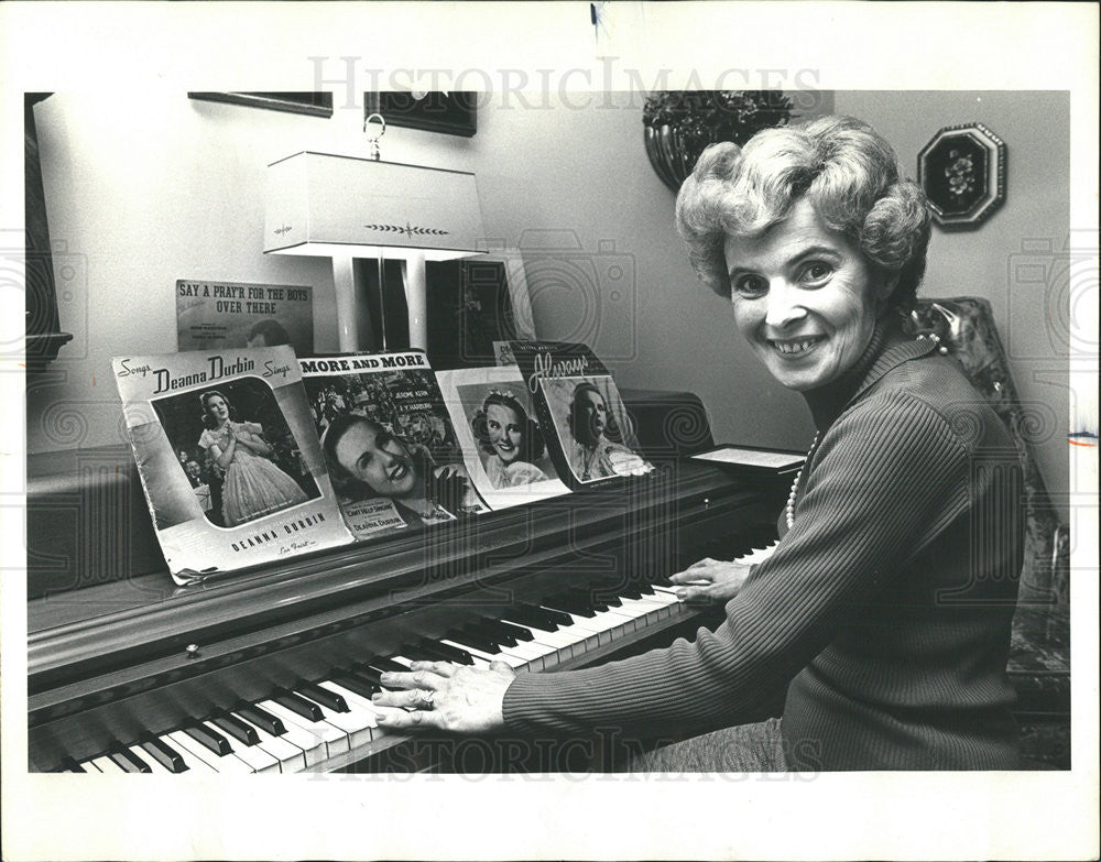 1976 Press Photo Zelda Eisenstein,with Deanna Dubin memorabilia - Historic Images