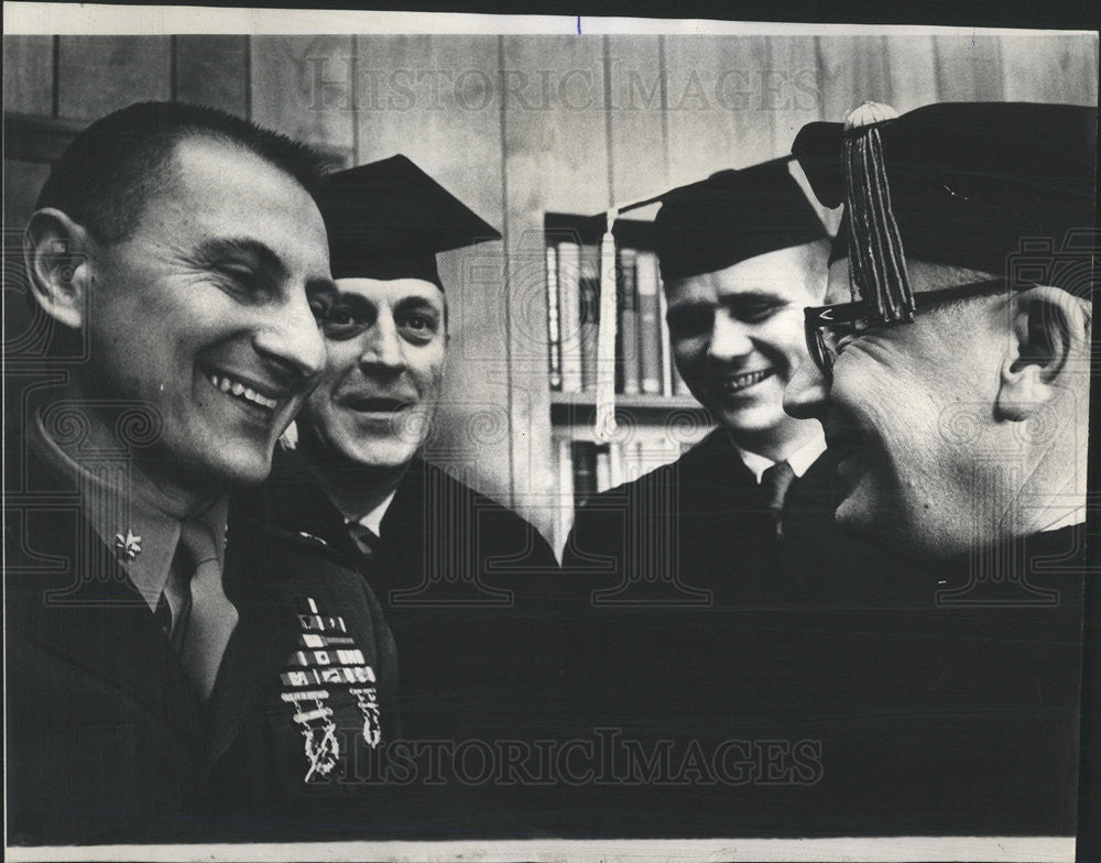 1971 Press Photo MARINE MAJ. WILLIAM E. RUSSELL ROOSEVELT UNIVERSITY - Historic Images