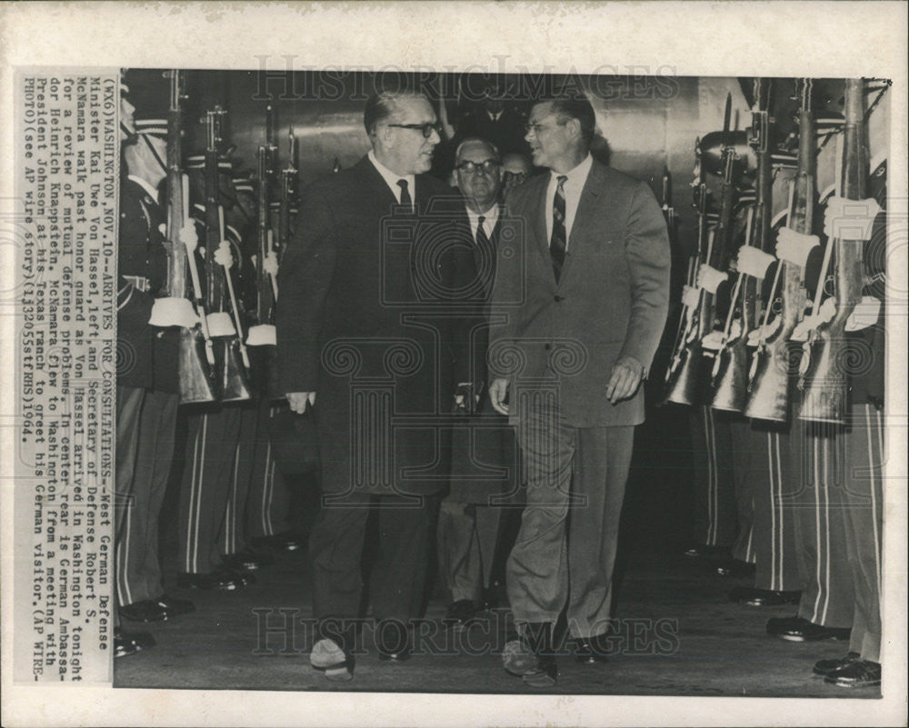 1964 Press Photo Kai Uwe Von Hassel and Sec of Defense Robert McNamara - Historic Images