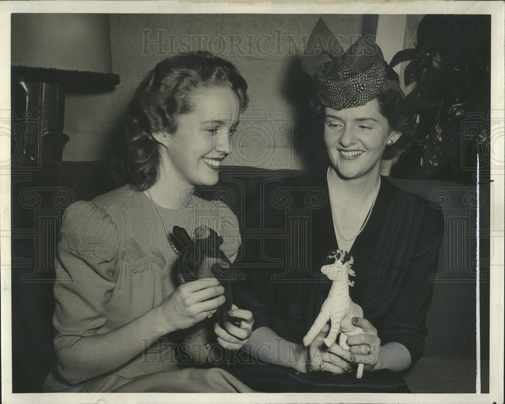 Evelyn Lawrence and Mrs. L. Edward Hart, Jr of the Vocation Society for Shut-ins - Historic Images