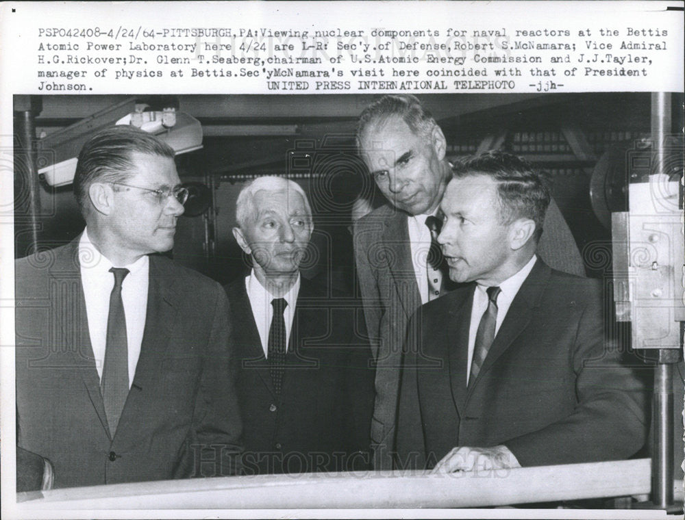 1964 Press Photo ROBERT S. MCNAMARA AT BETTIS AMERICAN SECRETARY DEFENSE - Historic Images