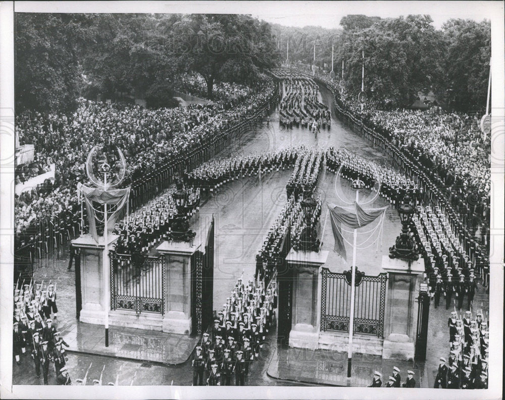 1953 Press Photo British Naval troops at Buckingham Palace - Historic Images