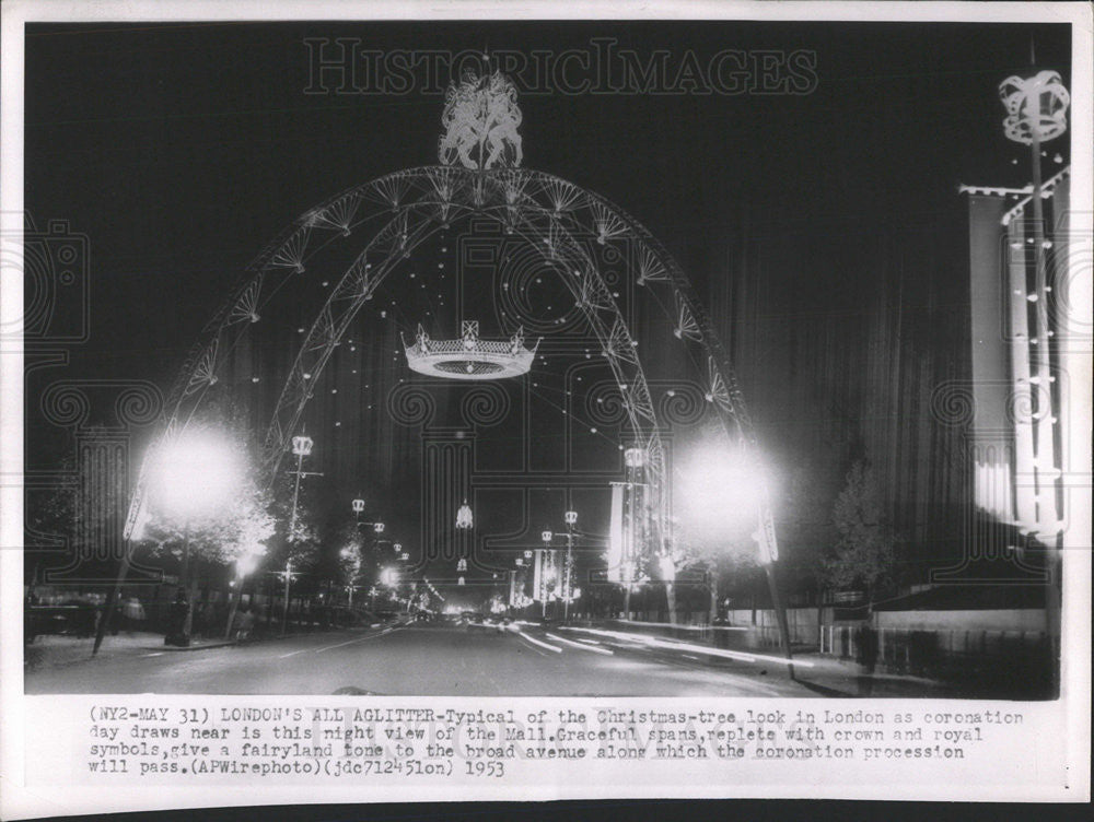 1953 Press Photo London is the Christmas-tree Look in the Mall - Historic Images