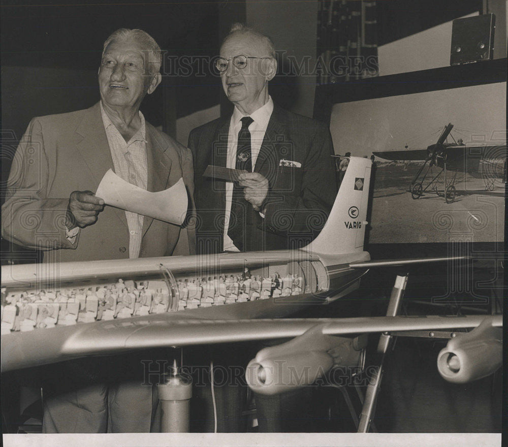 1961 Press Photo George Duncan &amp; james Mills examine model airplane - Historic Images