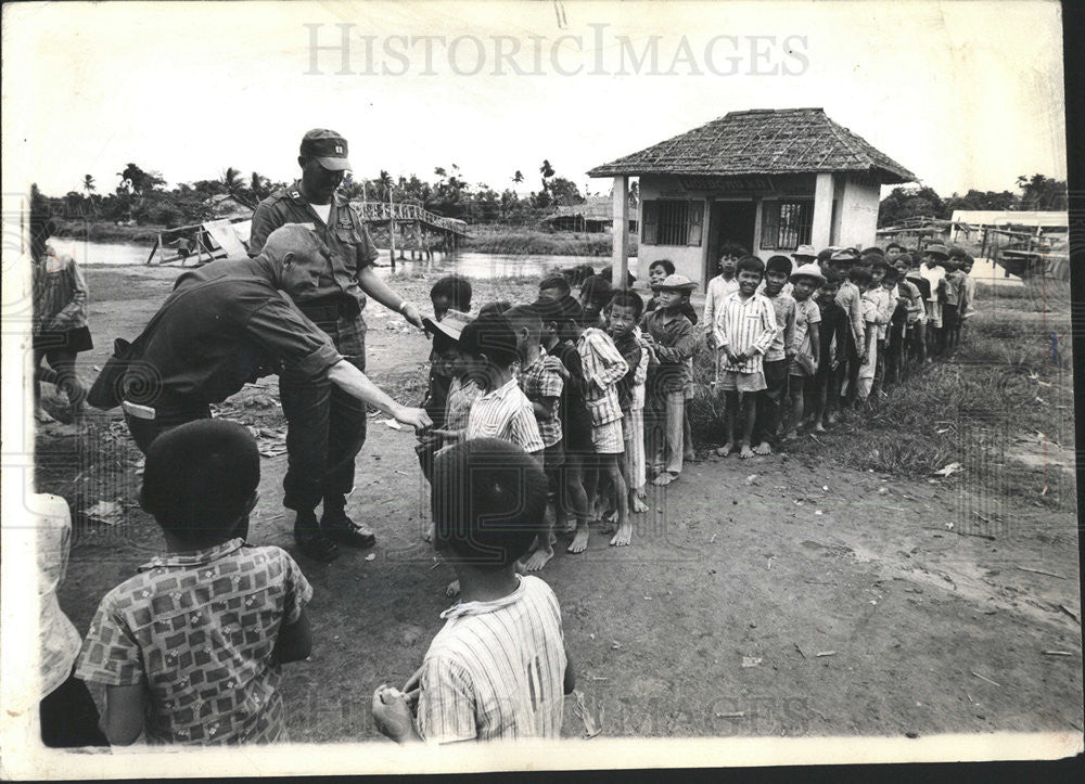 1965 Press Photo Ray Coffey/Chicago Daily News Reporter/Vietnam War/Children - Historic Images