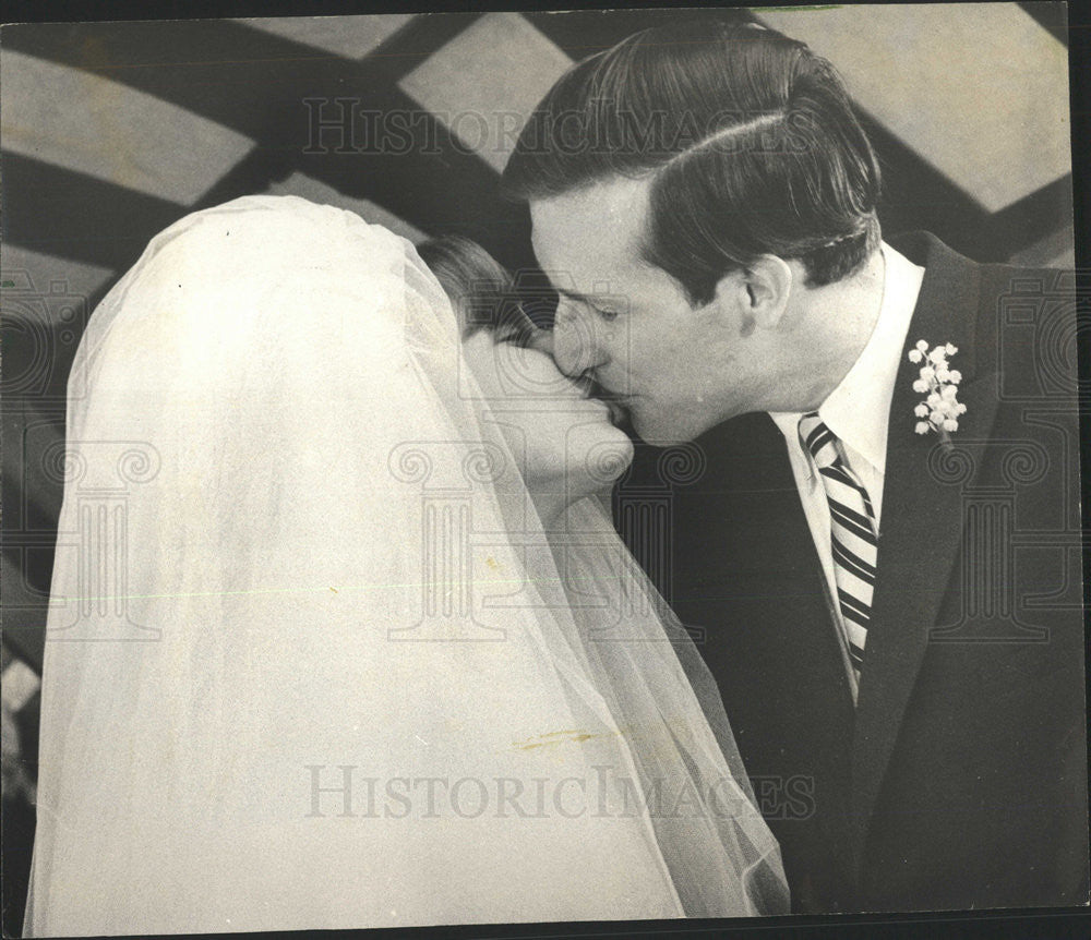 1967 Press Photo Mrs. John Rockefeller Kiss After Wedding Heir Oil Tyc ...