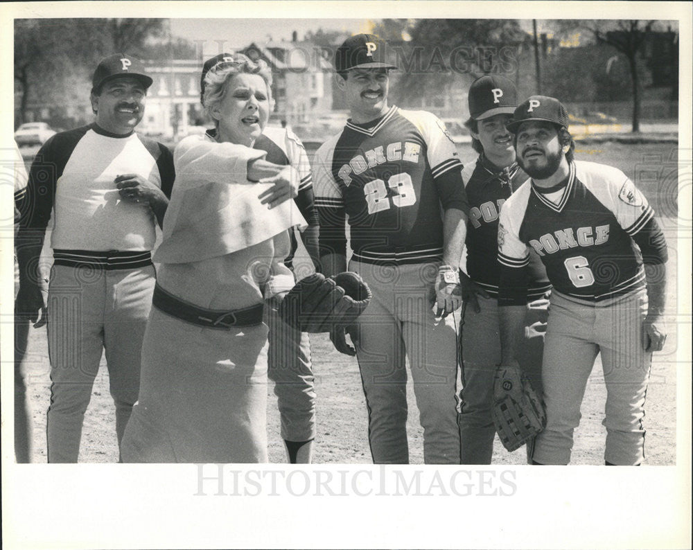 1986 Press Photo Former Chicago Mayor Jayne Byrne Tosses Pitch Ponce Softball - Historic Images