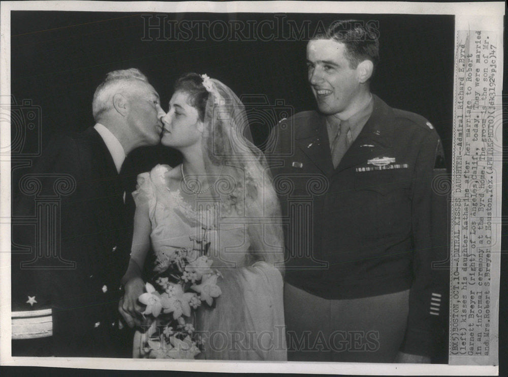 1947 Press Photo Admiral Richard Byre Kisses Daughter Katherine Robert Breyer - Historic Images