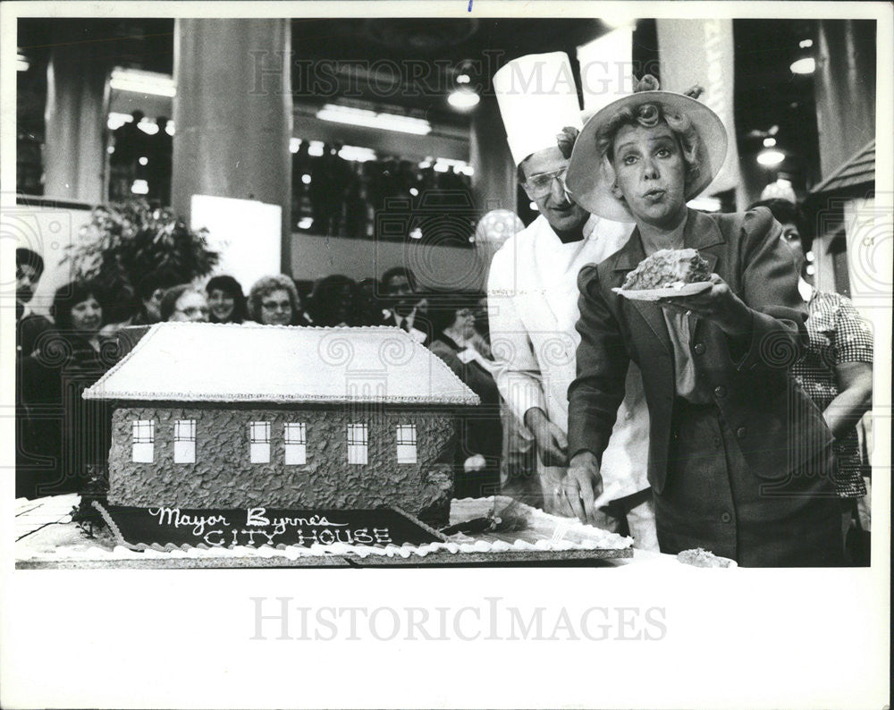 1982 Press Photo Mayor Jane Byrne &amp; Cake Maker Thomas Vitello At City House - Historic Images