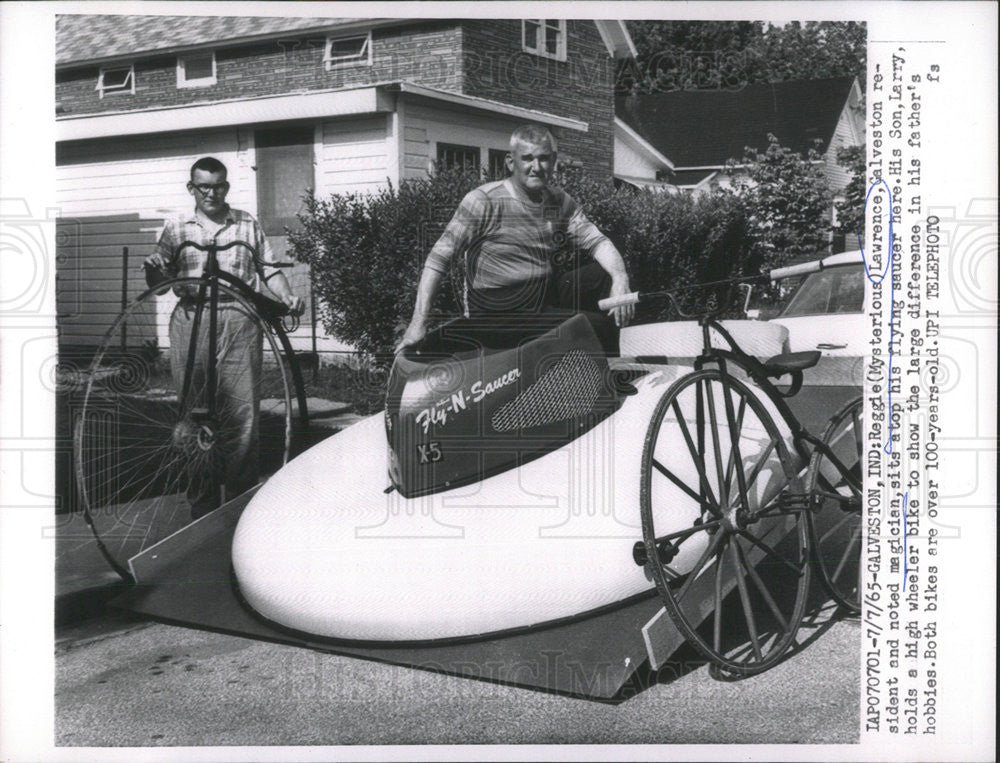 1965 Press Photo Lawrence Gavleton magician sits on Flying saucer Son Larry - Historic Images