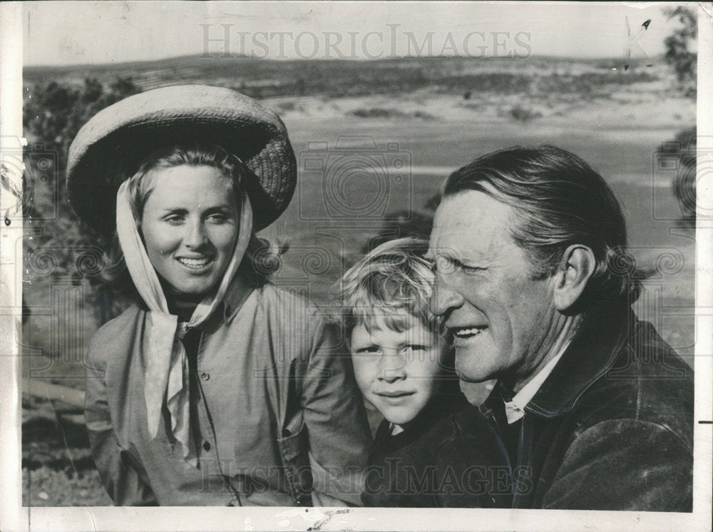 1964 Press Photo Poet David Campbell with kids Raina and Andy - Historic Images