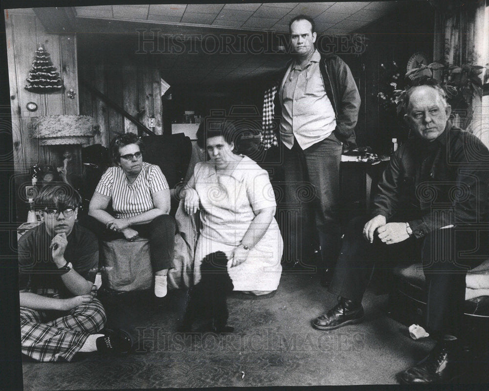 1971 Press Photo Family of Donald LaFontaine, body found hanging from rafter - Historic Images