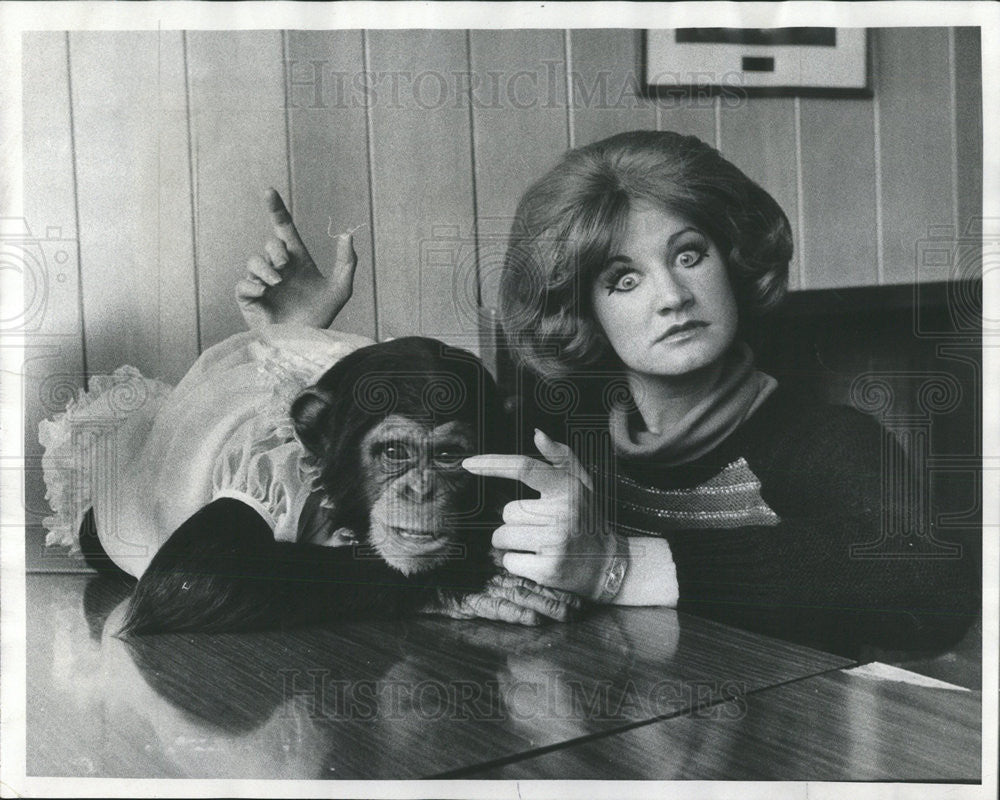 1977 Press Photo Nancy del Corral Girl &quot;Robot&quot; Poses with Chimp &quot;Hildergrade 14&quot; - Historic Images