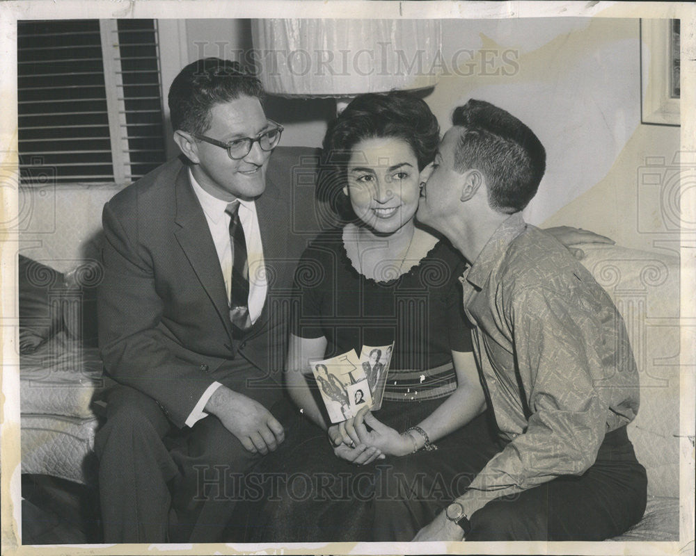 1963 Press Photo Jose Cabrera Kisses his Sister Mrs. Albert Rubiano - Historic Images