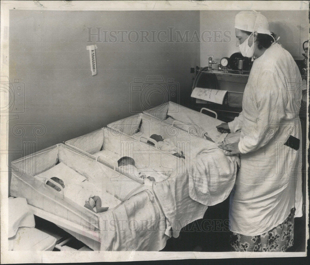 1952 Press Photo Mrs William Pinkam with 10 day old quadruplets - Historic Images