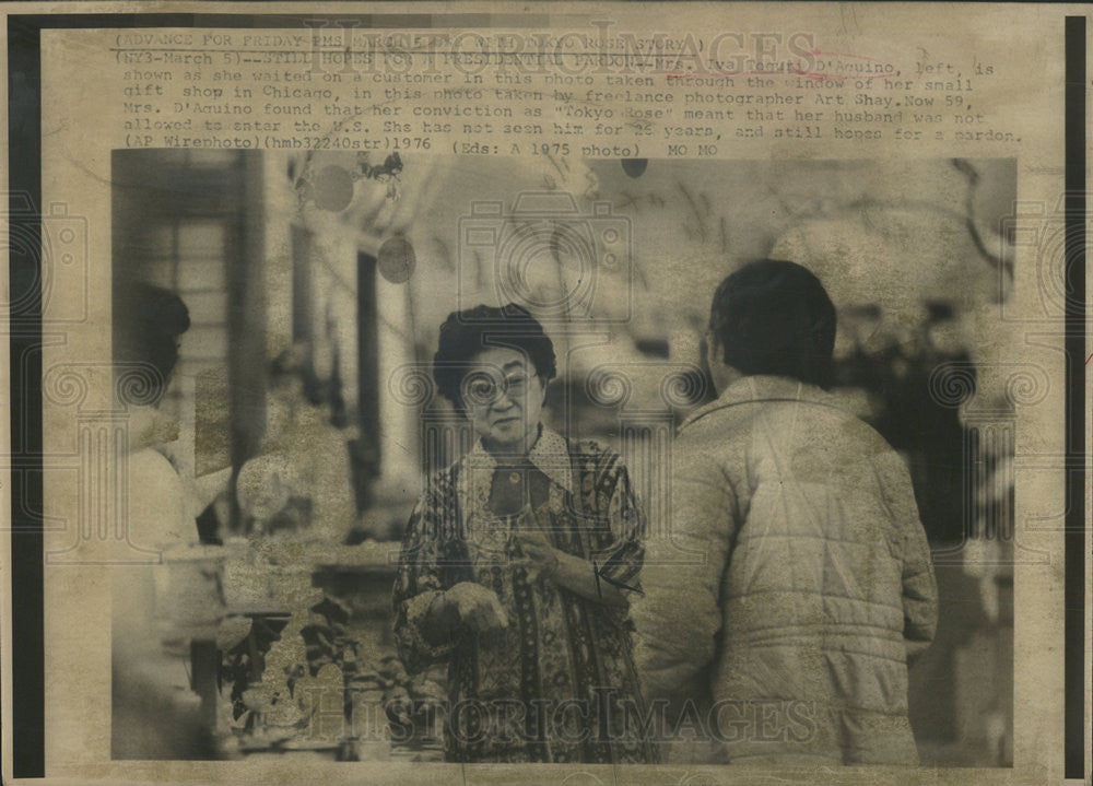 1976 Press Photo Mrs Iva Toguri D&#39;Aguino, serving customer in shop Toyko Rose - Historic Images