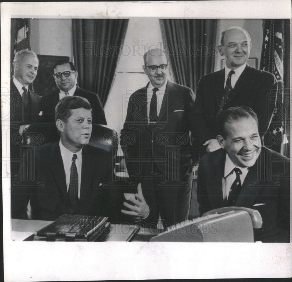 1962 Press Photo President Kennedy brings smile Lincoln Gordon Roderto de - Historic Images