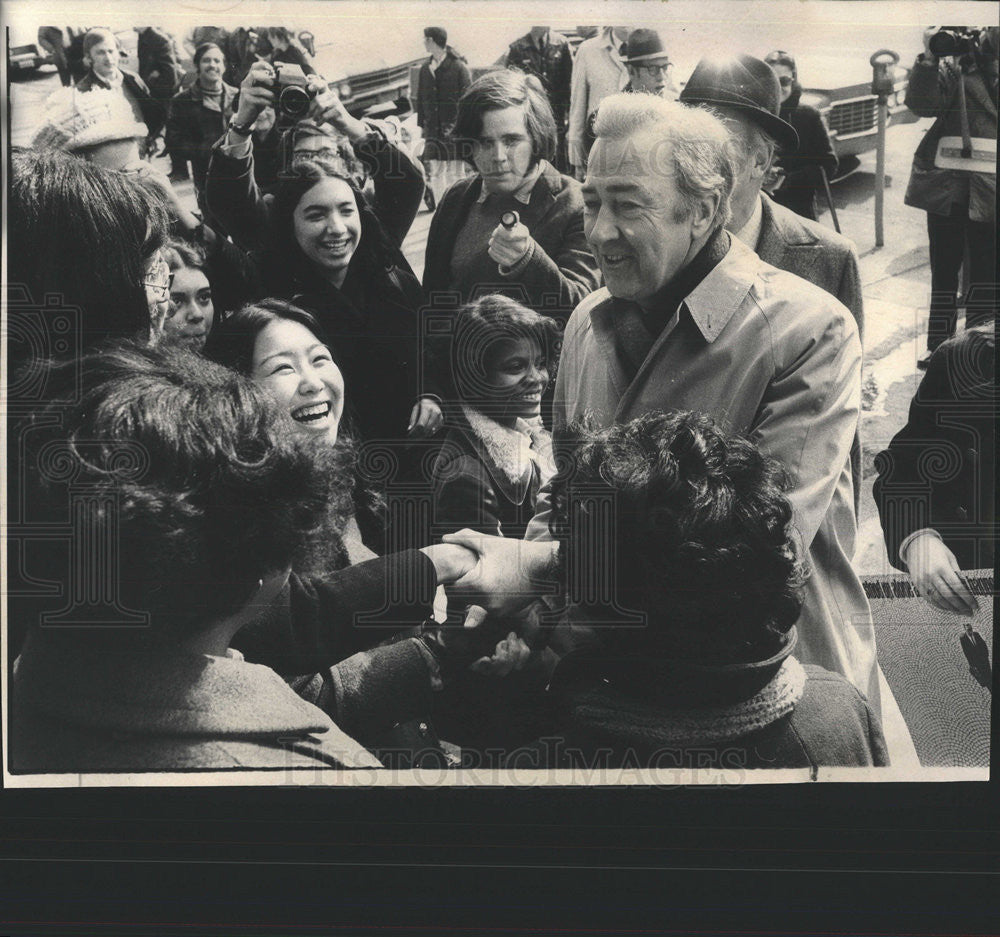 1972 Press Photo Eugene McCarthy Politician Campaign Headquarters Chicago - Historic Images